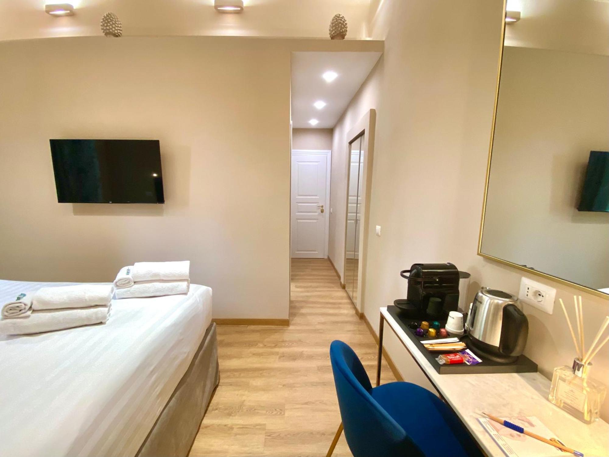 Queen Of Rome Luxury Rooms Exterior photo